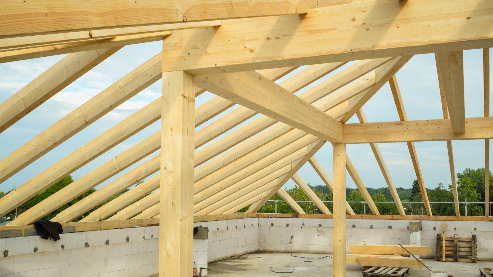 Neue Dachstühle in Handarbeit